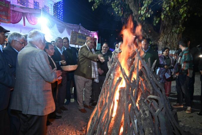 पंजाबी बिरादरी द्वारा आयोजित लोहड़ी मिलन कार्यक्रम में प्रतिभाग करते मंत्री गणेश जोशी।