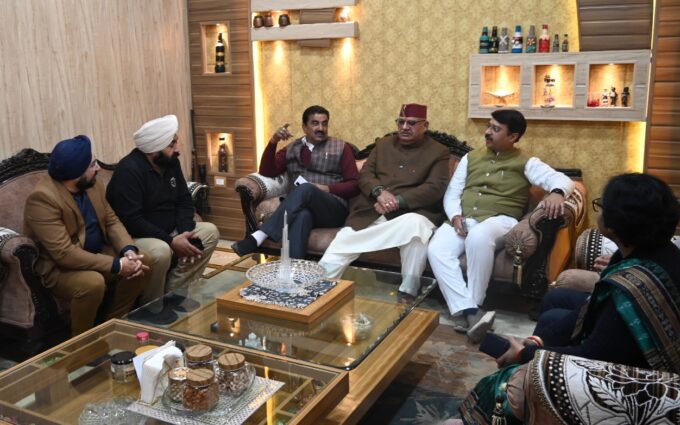 काशीपुर में कैबिनेट मंत्री गणेश जोशी का स्वागत करते पार्टी पदाधिकारी।