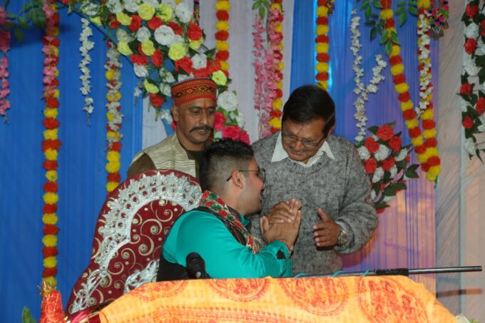 श्रीमद्भागवत कथा महापुराण साप्ताहिक ज्ञान यज्ञ के तृतीय दिवस के अवसर पर एम्स ऋषिकेश की निर्देशक प्रोफेसर मीनू सिंह व मेजर जनरल (रिटा0) कुवंर दिग्विजय सिंह ने व्यास पीठ से आशीर्वाद प्राप्त किया