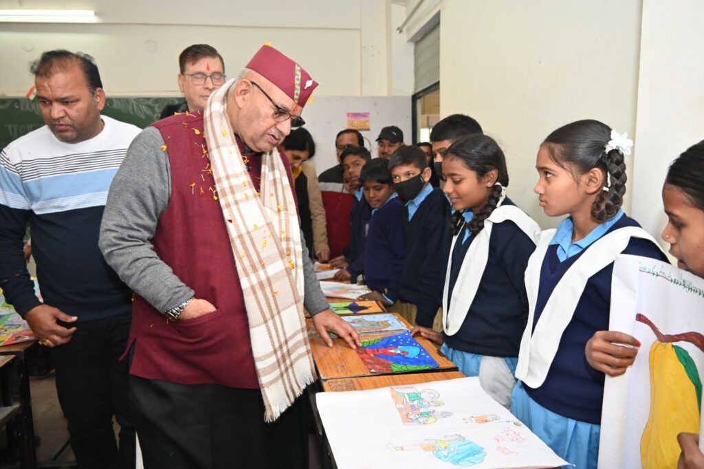 परीक्षा पे चर्चा कार्यक्रम में राइका किशनपुर के विद्यार्थियों से संवाद करते कैबिनेट मंत्री गणेश जोशी।