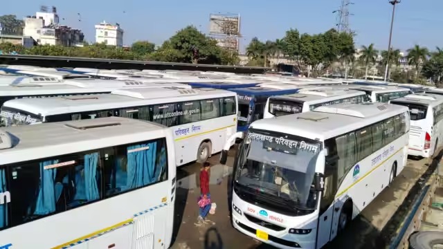 रोडवेज बस हड़ताल: उत्तराखंड में बसों का संचालन बंद, दिल्ली से देहरादून जा रहे यात्री परेशान, तस्वीरें