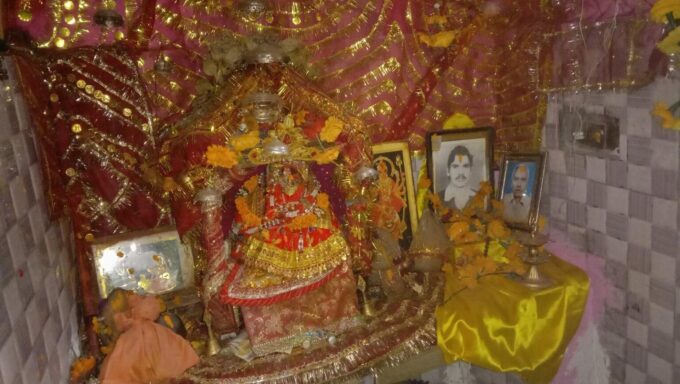 जोशीमठ - परिवार की आराध्या देवी घर छोड़ने को तैयार नहीं है.