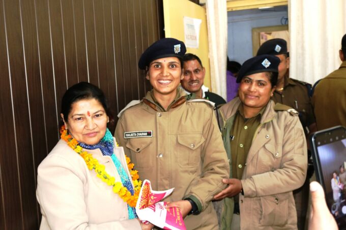 सहायक उपनिरीक्षक पुलिस दूरसंचार राजेश्वरी फर्स्वाण को पुलिस परिवार द्वारा शुभकामनाओं के साथ दी गई भावभीनी विदाई