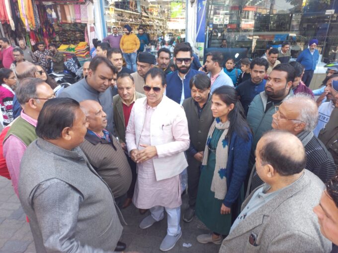 शहरी विकास मंत्री डॉ प्रेमचंद अग्रवाल ने देहरादून स्मार्ट सिटी परियोजना के अंतर्गत संचालित फसाड योजना के तहत दर्शनी गेट से होते हुए घंटाघर तक निरीक्षण किया।