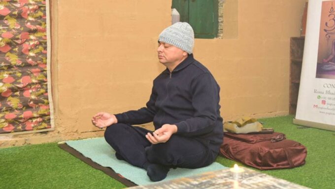 पुष्कर सिंह धामी : सीएम पौड़ी में सुबह-सुबह टहलने निकले, योगाभ्यास किया और वादियों के बीच ध्यान लगाया.