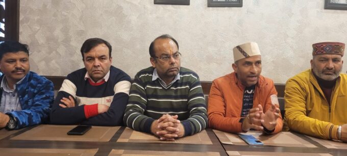 मसूरी : एनजीटी के निर्देशों के सम्बन्ध में राकेश रावत और कौशल्या रावत की कोशिशों के बाद ये आंदोलन स्थगित किया गया ।