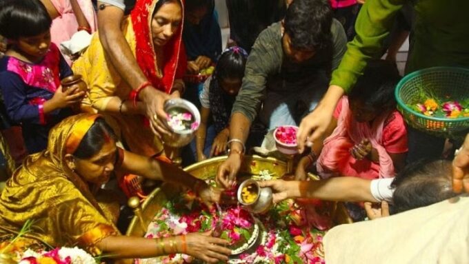 महाशिवरात्रि: शिवालयों में उमड़ी श्रद्धालुओं की भीड़, तस्वीरों में देखिए देवभूमि में कैसे हुआ भोले का महाभिषेक