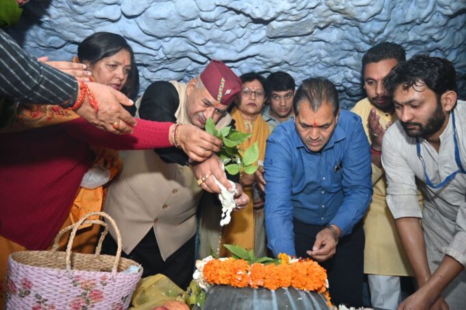 महाशिवरात्रि के पावन अवसर पर कैबिनेट मंत्री गणेश जोशी ने परिवार संग टपकेश्वर महादेव में किया जलाभिषेक