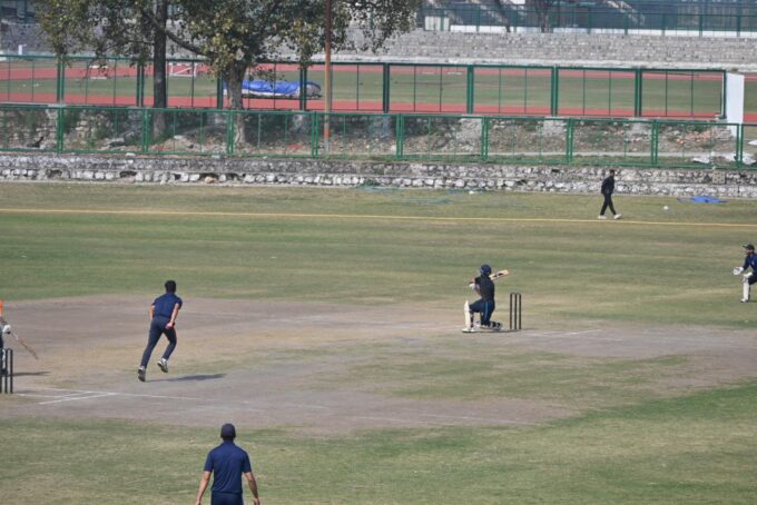 हरबंस कपूर चैरिटेबल ट्रस्ट द्वारा आयोजित मैत्री क्रिकेट मैच में प्रतिभाग करते मंत्री गणेश जोशी।