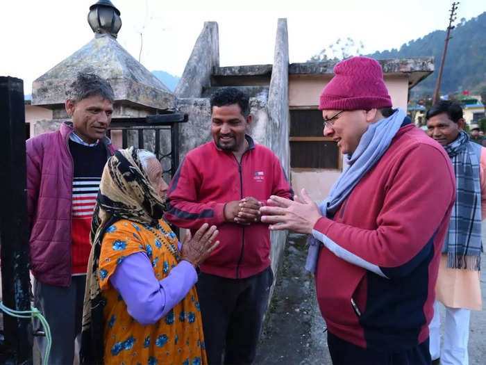 सीएम पुष्कर सिंह धामी ने सुबह-सुबह खेतों में पहुंचकर खेतों की जुताई की; उनकी शक्ल देखकर ग्रामीण सहम गए।