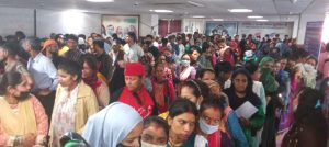 दून अस्पताल में रजिस्ट्रेशन के लिए लंबी कतारें लगने से गर्भवती महिलाओं को घंटों लाइन में लगकर परेशानी का सामना करना पड़ रहा है।