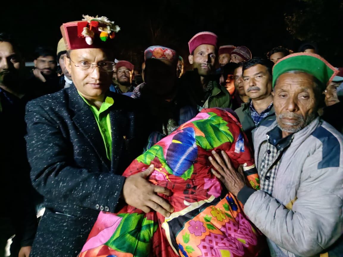 पीड़ित परिवार को विधायक निधि से एक लाख रुपये देने की घोषणा।