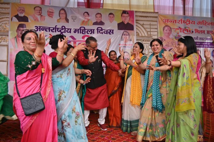 डाकरा में होली मिलन समारोह एवं अर्न्तराष्ट्रीय महिला दिवस के उपलक्ष्य में आयोजित कार्यक्रम में प्रतिभाग करते मंत्री गणेश जोशी ।