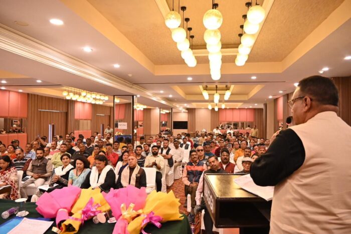 मसूरी विधानसभा के बूथ सशक्तिकरण कार्यशाला को संबोधित करते हुए मंत्री गणेश जोशी।