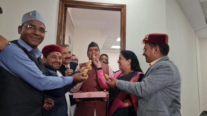 बजट का मुख्य आकर्षण वित्त मंत्री डॉ प्रेमचंद अग्रवाल द्वारा शुरुआत कुमाऊनी भाषा में और समापन गढ़वाली भाषा में रहा।