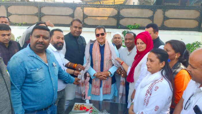 वित्त एवं संसदीय कार्य मंत्री डॉ प्रेमचंद अग्रवाल द्वारा प्रस्तुत किए गए बजट की सराहना करते हुए महानगर भाजपा कार्यकर्ताओं ने उनका भराड़ीसैण से देहरादून पहुंचने पर स्वागत किया