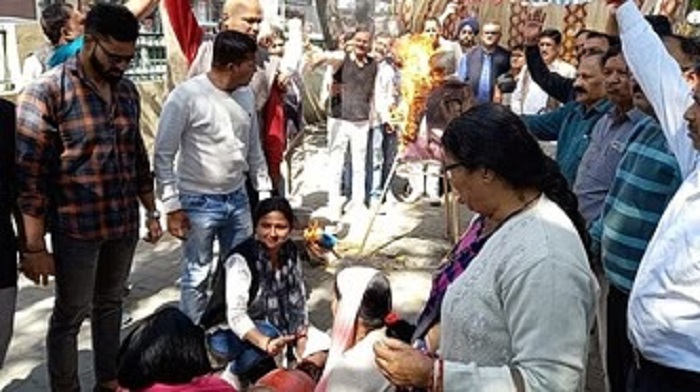 देहरादून : उत्तराखंड में सिर पर सिलेंडर रखकर किया विरोध, देखिए उत्तराखंड में आक्रोश की तस्वीरें