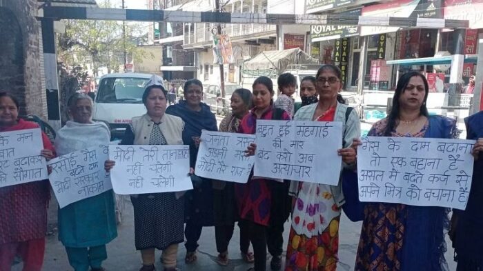देहरादून : उत्तराखंड में सिर पर सिलेंडर रखकर किया विरोध, देखिए उत्तराखंड में आक्रोश की तस्वीरें