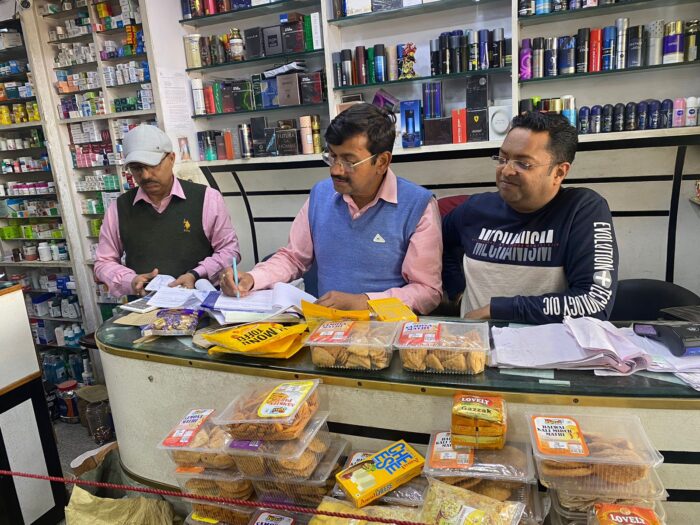 मसूरी : खाद्य सुरक्षा विभाग ने लक्ष्मी मिष्ठान भंडार सहित आठ से अधिक दुकानों के सेंपल लिए
