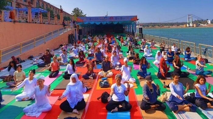 International Yoga Festival: ऋषिकेश में 90 देशों के 1100 श्रद्धालुओं ने किया योग, तस्वीरों में देखें ये अद्भुत नजारा
