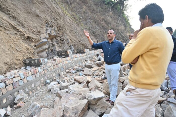 जी-20 सम्मेलन के तहत हो रहे कार्यों का मौके पर टिहरी जिलाधिकारी डॉ सौरभ गहरवार ने निरीक्षण किया और निर्देश दिए।