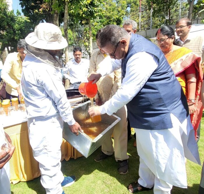 मंत्री गणेश जोशी ने शासकीय आवास में शहद उत्पादन के लिए स्थापित किए गए मधुमक्खी के बक्सों से निकालने की प्रक्रिया का किया अवलोकन।