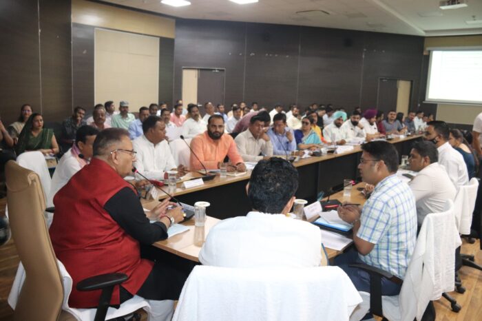 सैनिक कल्याण मंत्री गणेश जोशी की अध्यक्षता में जिला योजना समिति की बैठक डॉ.एपीजे अब्दुल कलाम सभागार में सम्पन्न हुई।