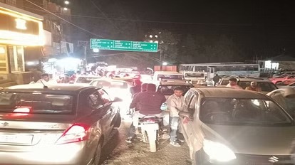 मसूरी: वीकेंड पर ऐसा है पहाड़ों की रानी का नजारा, 70 फीसदी होटल फुल, पर्यटकों की भीड़ से व्यापारी खुश