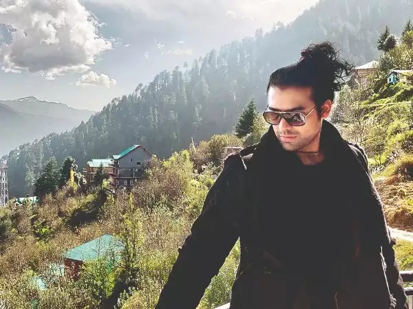 जुबिन नौटियाल छुट्टियां मनाने हर्षिल की खूबसूरत वादियों में पहुंचे