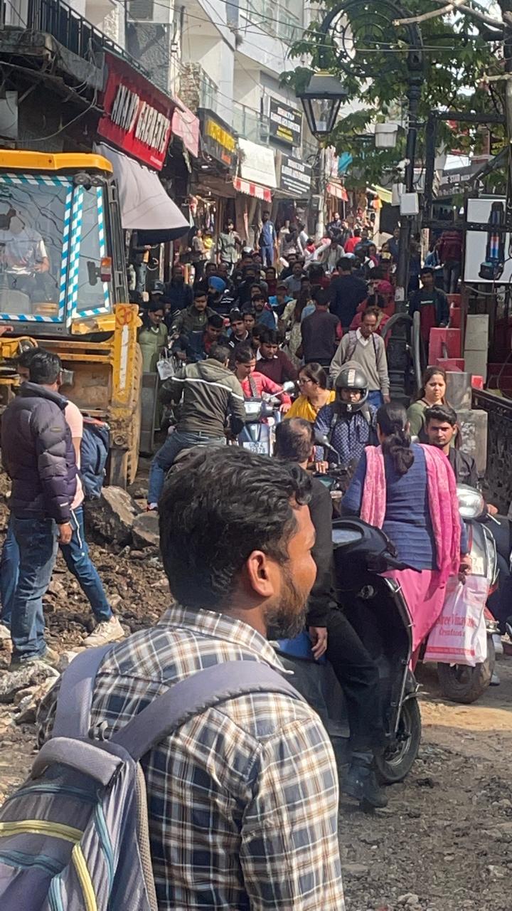 माल रोड से दून मार्ग पर गिरा ट्रक , ट्रक चालक व उसका साथी घायल , इस बात को लेकर मसूरी ट्रेडर्स एंड वेलफेयर एसोसिएशन के अध्यक्ष रजत अग्रवाल नाराज