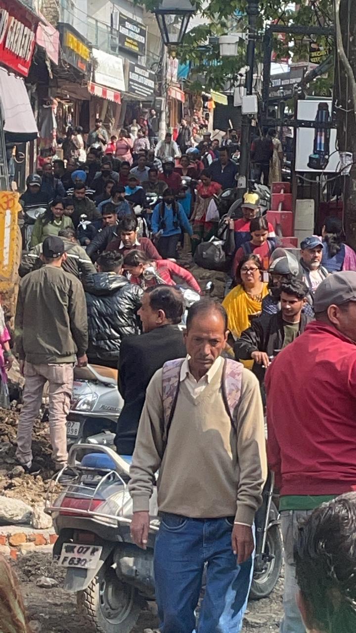 माल रोड से दून मार्ग पर गिरा ट्रक , ट्रक चालक व उसका साथी घायल , इस बात को लेकर मसूरी ट्रेडर्स एंड वेलफेयर एसोसिएशन के अध्यक्ष रजत अग्रवाल नाराज
