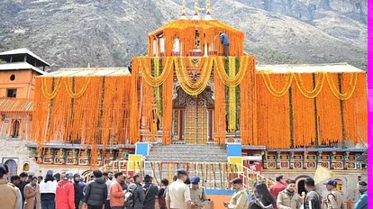 बद्रीनाथ धाम : बद्रीनाथ धाम के कपाट खुले, हेलीकॉप्टर से की गई पुष्प वर्षा, परिसर में हजारों श्रद्धालुओं का लगा तांता