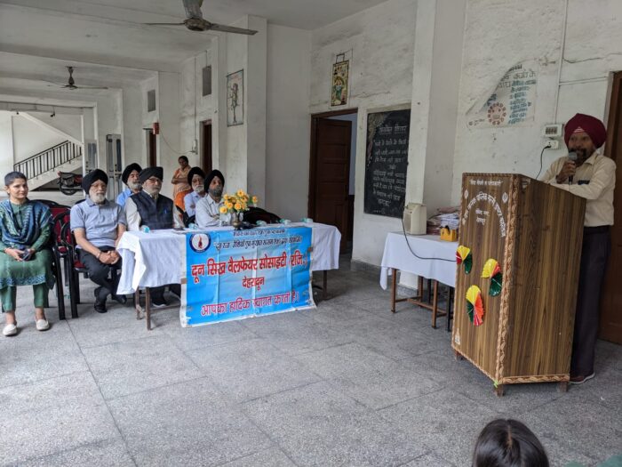 गरीब स्कूली बच्चों को दून सिख वेलफेयर सोसाइटी द्वारा यूनिफार्म वितरित की गई