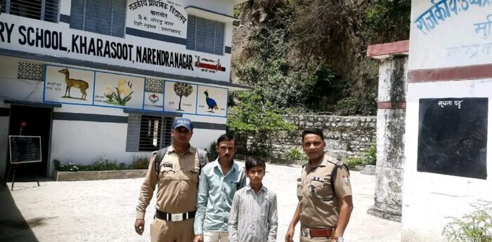 परिजनों के साथ ठेली लगाने वाले बच्चे का ऑपरेशन मुक्ति टीम टिहरी गढ़वाल द्वारा स्कूल में दाखिला कराकर बच्चे को दिलाया शिक्षा का अधिकार