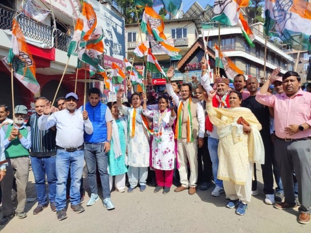 मसूरी : कर्नाटक की जीत से उत्साहित कांग्रेसियों ने पटाखे और मिठाइयां बांटकर मनाया जश्न