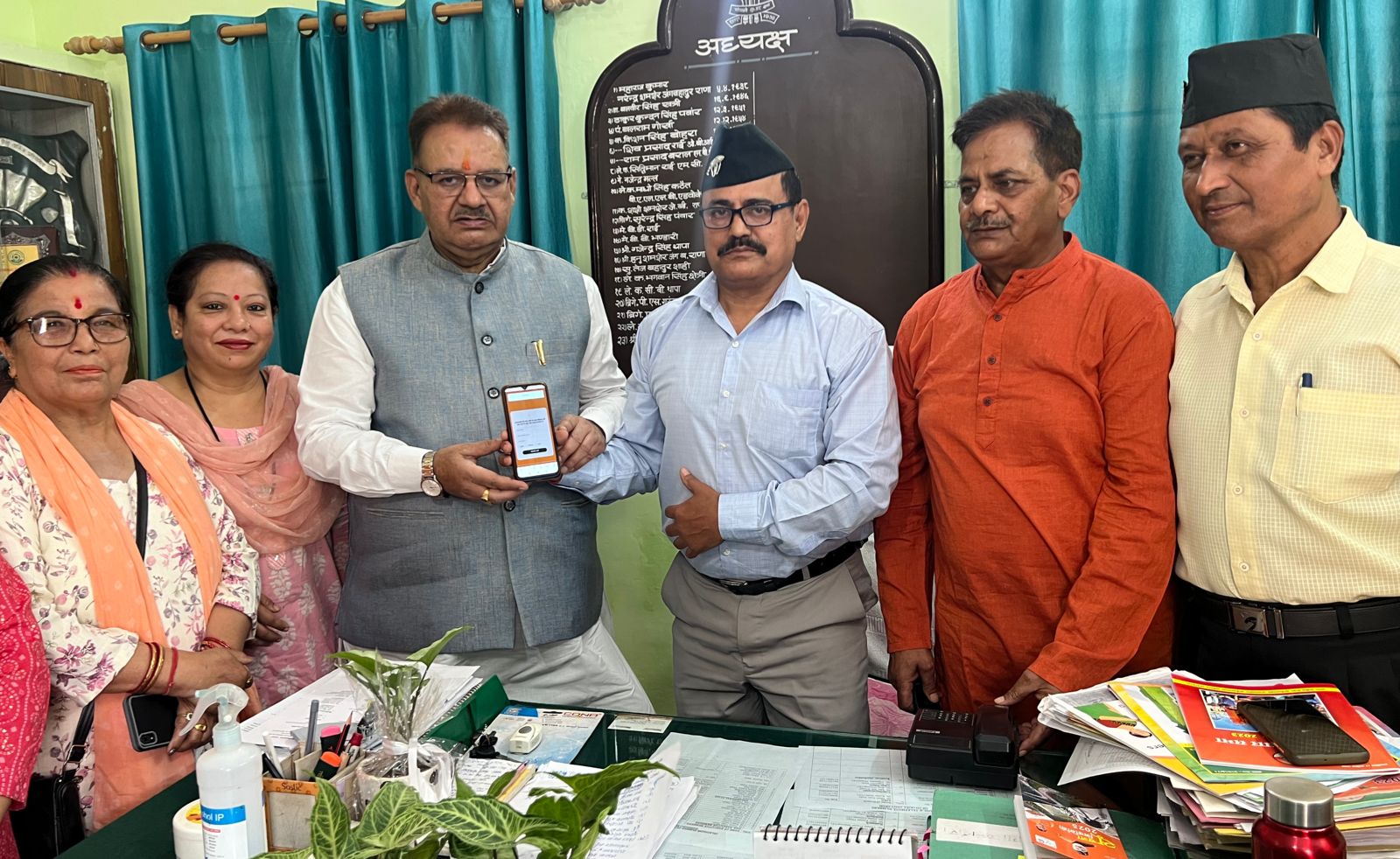 कैबिनेट मंत्री गणेश जोशी निकले सम्पर्क अभियान में, कई विशिष्ट लोगों से किया सम्पर्क