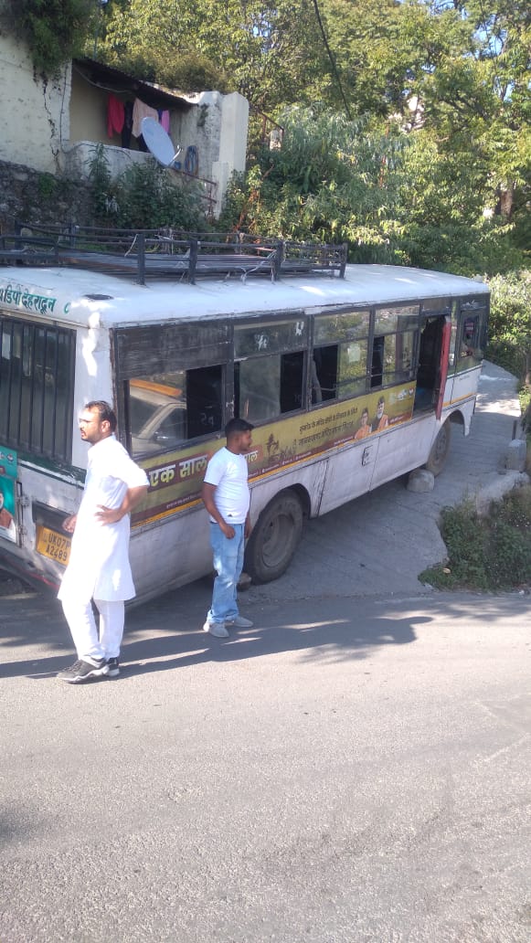 किताब घर बस स्टैंड से देहरादून की और जा रही बस चलते ही ब्रेक फैल ,बड़ा हादसा टला