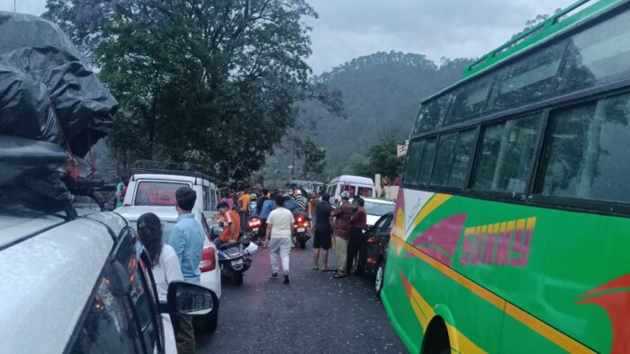 पहाड़ों में आंधी-तूफान ने मचाया कहर, जेसीबी के चालक समेत दो लोग मलबे में दबे, पेड़ गिरने से कौसानी हाईवे जाम