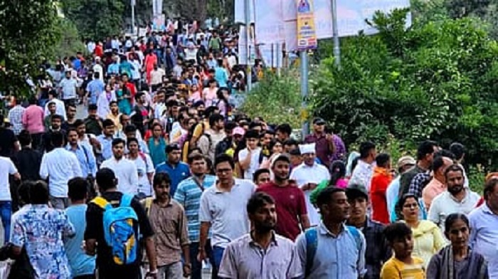 कैंची धाम मेला : नीम करोली बाबा के दरबार में उमड़ी श्रद्धालुओं की भीड़, रात 2 बजे से लग गई कतार, देखें तस्वीरें