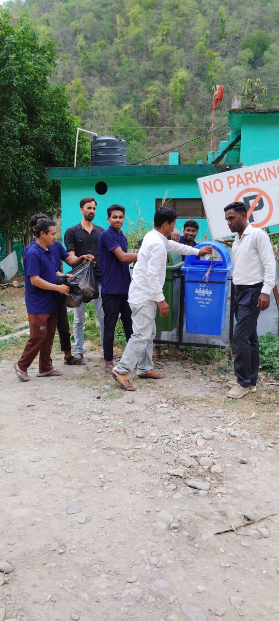 ग्राम सभा मराल के अन्तर्गत ग्राम घटटूघाट गांव मे साफ-सफाई अभियान चलाया गया