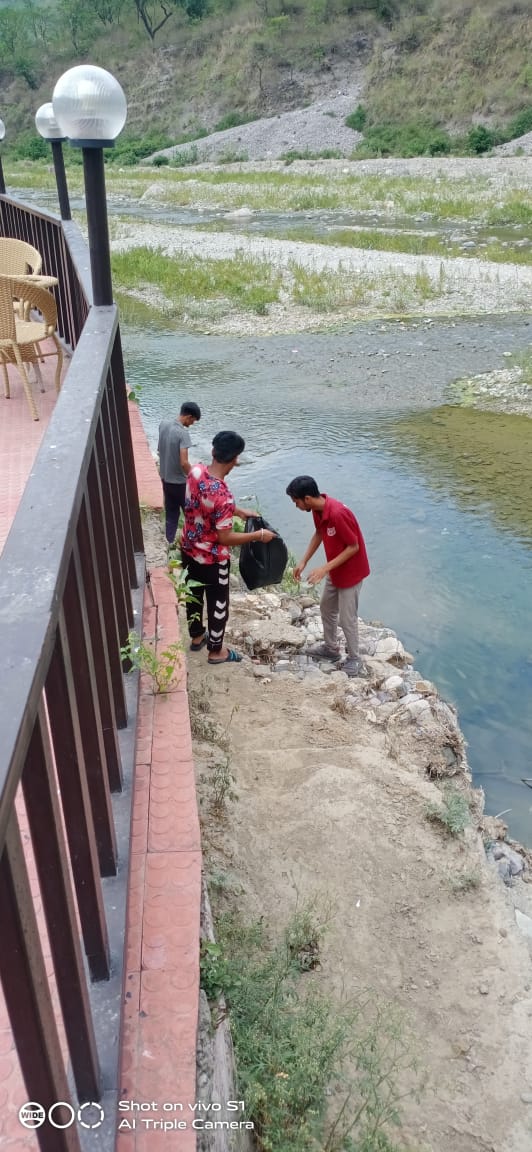 ग्राम सभा मराल के अन्तर्गत ग्राम घटटूघाट गांव मे साफ-सफाई अभियान चलाया गया