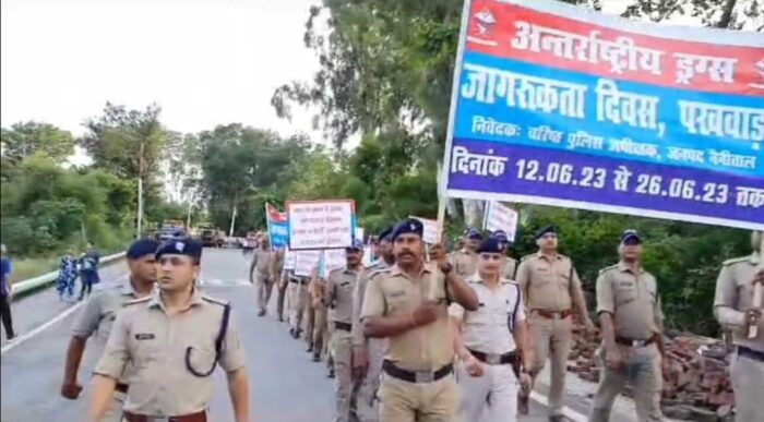 पुलिस की जागरूकता रैली नशा मुक्त उत्तराखंड के लिए, बारिश में भी सड़क पर उमड़े लोग