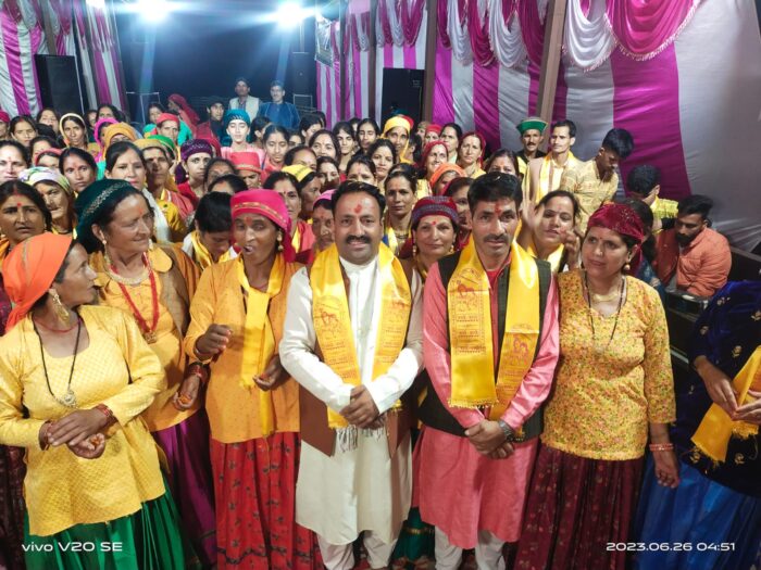 मन्दिर समिति के अध्यक्ष अरविंद रावत के तत्वाधान में जौनपुर के ग्राम काण्डी तल्ली में ग्राम की विवाहित धियानियों ने ऋषिकेश देवता का जागरण ओर भंडारे का आयोजन किया