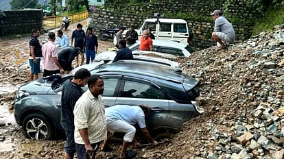 बारिश से नदियां और नहरें उफान पर, पार्किंग में खड़ी गाड़ियां मलबे में दब गईं, तस्वीरों में देखें हालात