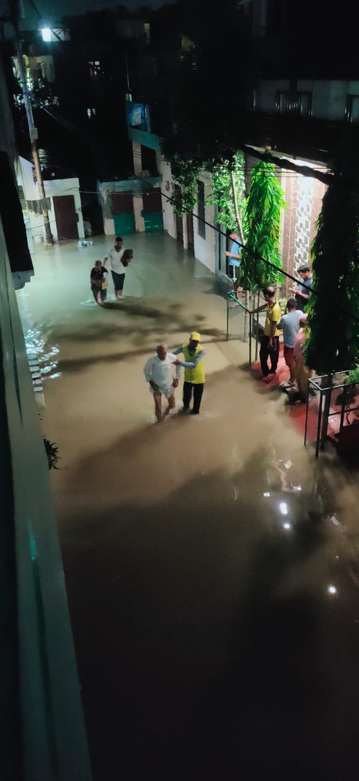 सहारनपुर: 40 कालोनियों में आई बाढ़, डीएमए ने आपदा के लिए एनडीआरएफ टीम बुलाई , अमरदीप कॉलोनी में बाढ़ जैसी स्थिति