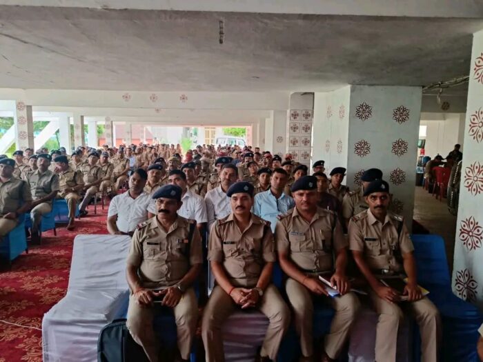 कांवड़ मेले के लिए टिहरी पुलिस तैयार एसएसपी टिहरी ने ड्यूटी में लगे अधिकारियों व कर्मचारियों को किया ब्रीफ ड्रोन कैमरे से रखी जायेगी चप्पे चप्पे पर नजर 25 SPO भी करेंगे पुलिस की सहायता