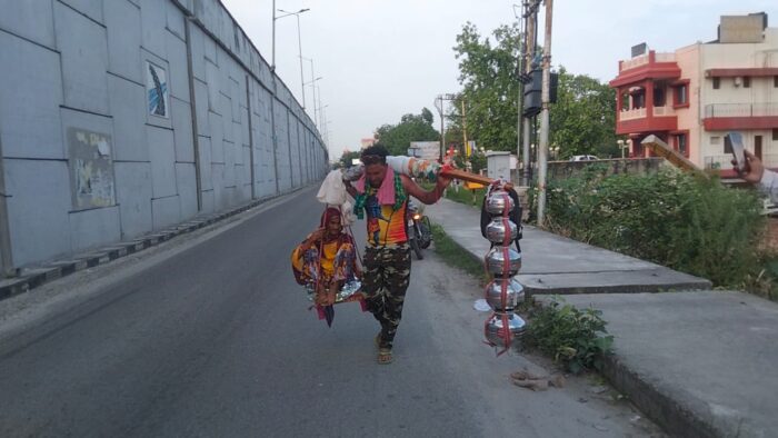 कांवड़ मेला 2023: कलयुग के श्रवण कुमार के एक कंधे पर गंगाजल और दूसरे पर 100 साल की मां,मिलते है कलियुग के श्रवण कुमारों से