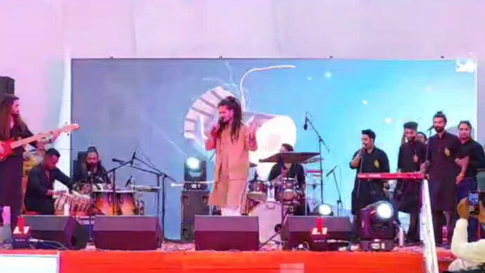 हरिद्वार में भजन संध्या कार्यक्रम में भजनों की प्रस्तुति देते गायक हंसराज रघुवंशी