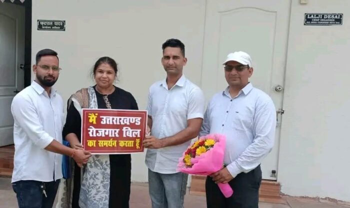 उत्तराखंड में युवाओं को रोजगार बिल से मिलेगी नौकरी , उत्तराखंड प्रदेश कांग्रेस कमेटी के प्रदेश अध्यक्ष करन माहरा ने इस योजना में सभी प्रकार से सहयोग दिए जाने का वादा किया