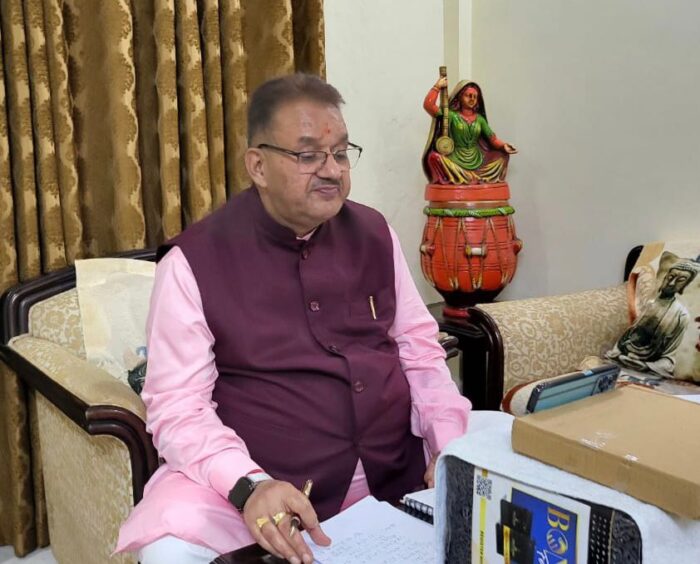 कृषि मंत्री गणेश जोशी ने विभागीय अधिकारियों के साथ वर्चुअल बैठक की और बारिश से किसानों की फसलों को हुए नुकसान के संबंध में निर्देश दिये